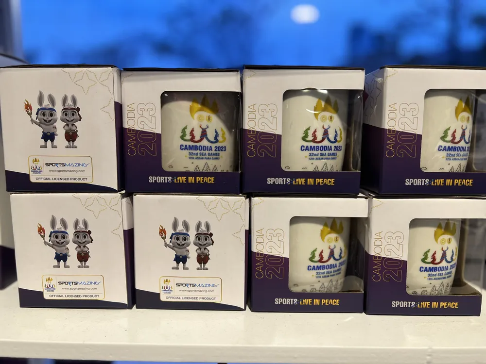 Cốc - một trong những đồ lưu niệm ở SEA Games 32