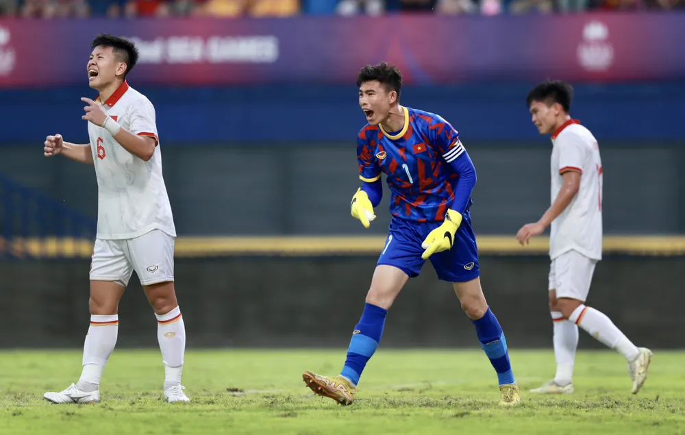 Thủ môn đội trưởng Quan Văn Chuẩn thể hiện sự không hài lòng với bàn thua vào cuối trận. ẢNH: DŨNG PHƯƠNG