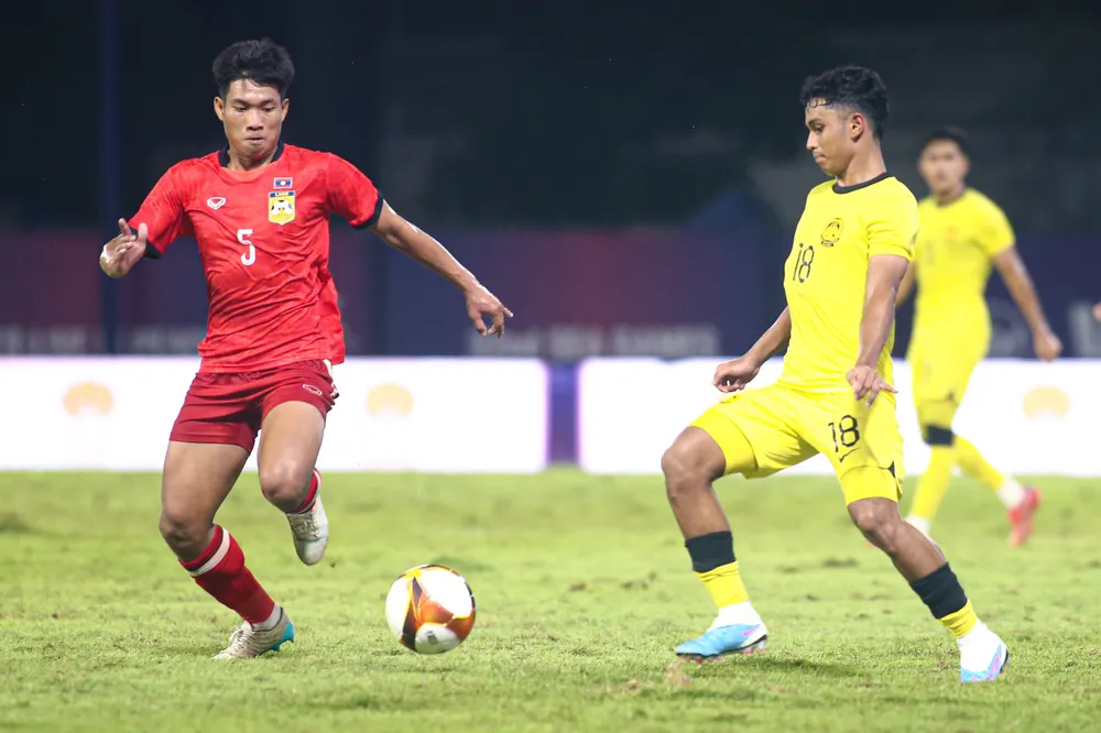 U22 Malaysia (áo vàng) cùng U22 Thái Lan là 2 đối thủ cạnh tranh trực tiếp của U22 Việt Nam ở bảng B. ẢNH: DŨNG PHƯƠNG