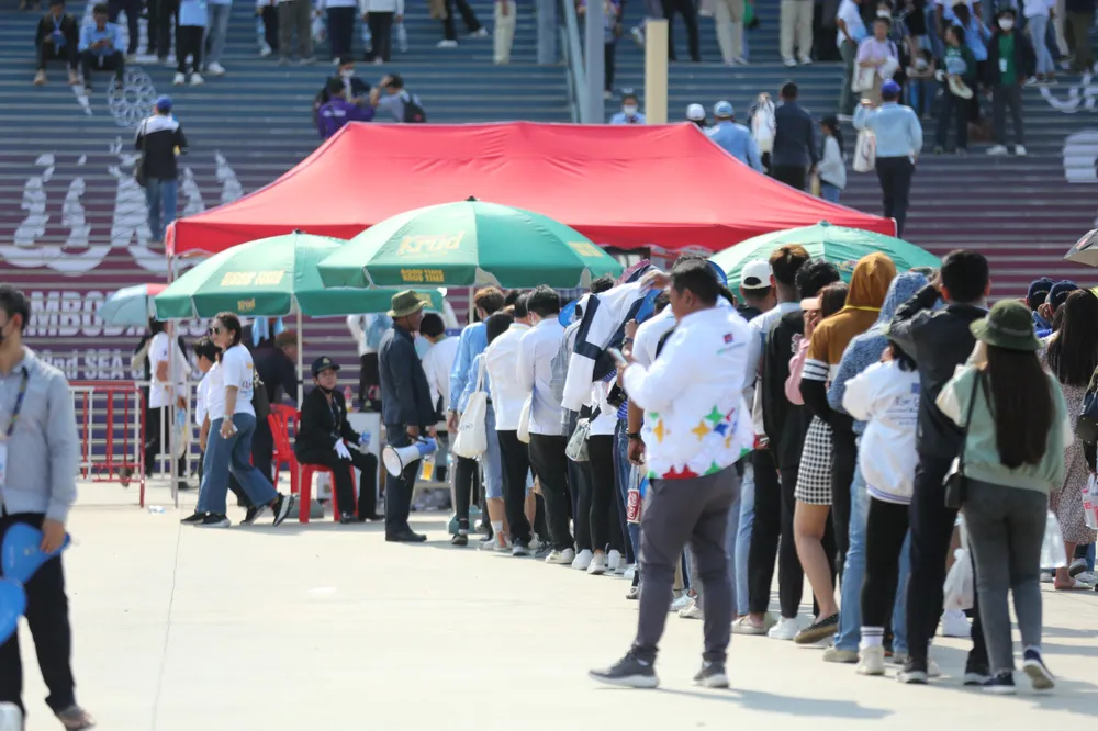 Càng sát giờ khai mạc, dòng người đổ về Techo Morodok càng đông hơn