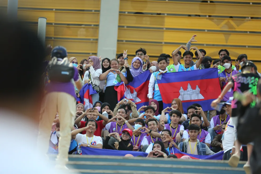 Những cổ động viên đầu tiên có vị trí ngồi bên trong sân