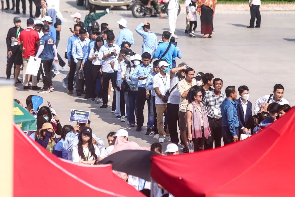 Người hâm mộ Campuchia "đội nắng" để chờ xếp hàng vào bên trong sân vận động Techo Morodok