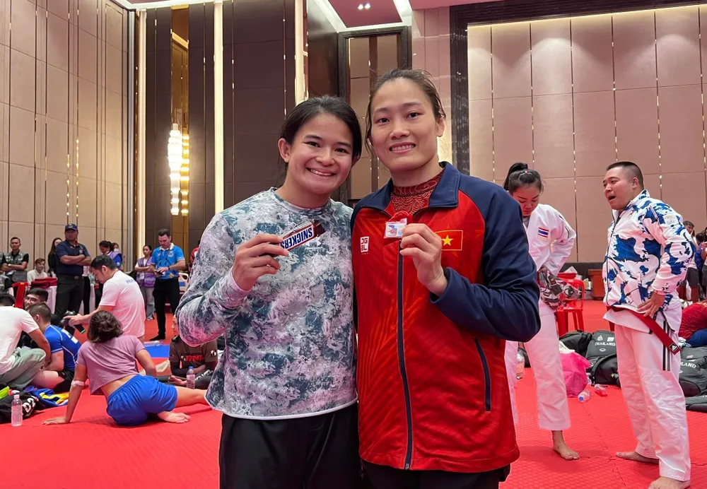 Nữ võ sĩ Phùng Thị Huệ cùng đồng nghiệp Margarita (người Philippines). ẢNH: TÂM HÀ 