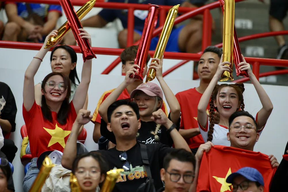 Niềm vui của người hâm mộ bóng rổ Việt Nam ở nhà thi đấu. ẢNH: DŨNG PHƯƠNG