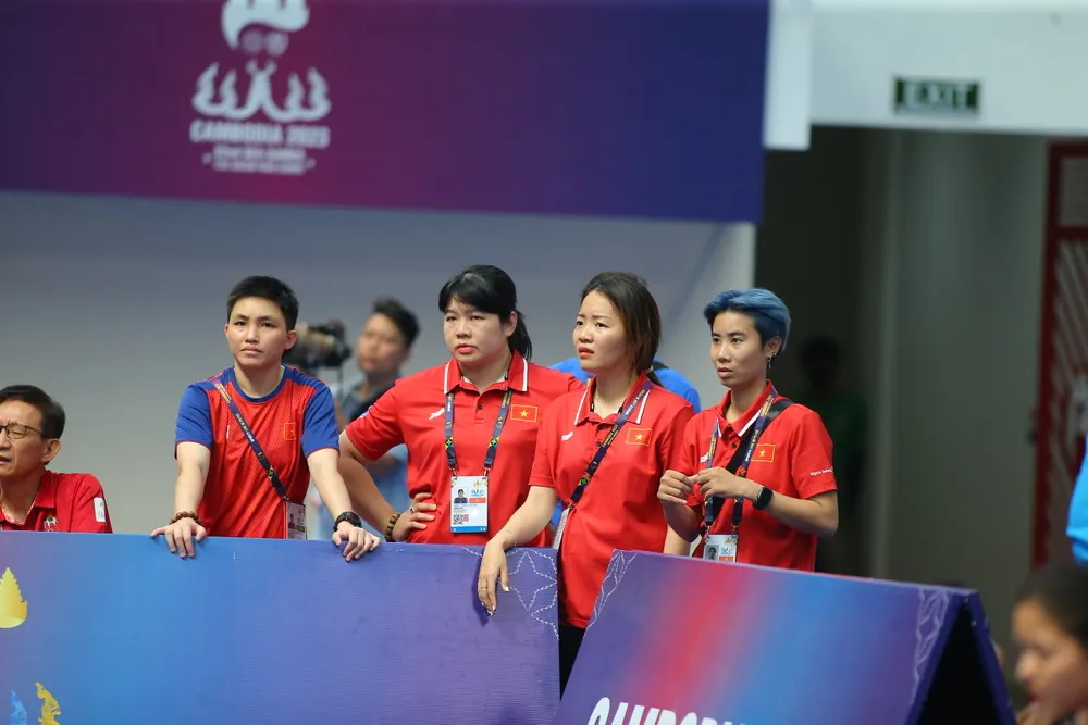 Ở phía ngoài, ban huấn luyện đã có sự lo lắng