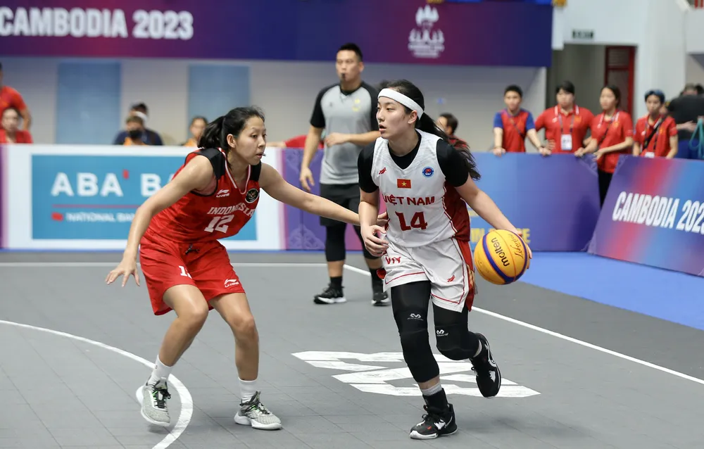 Những điểm số liên tiếp của Thảo Vy đã tiếp thêm tinh thần cho đội tuyển nữ 3x3 Việt Nam. ẢNH: DŨNG PHƯƠNG 