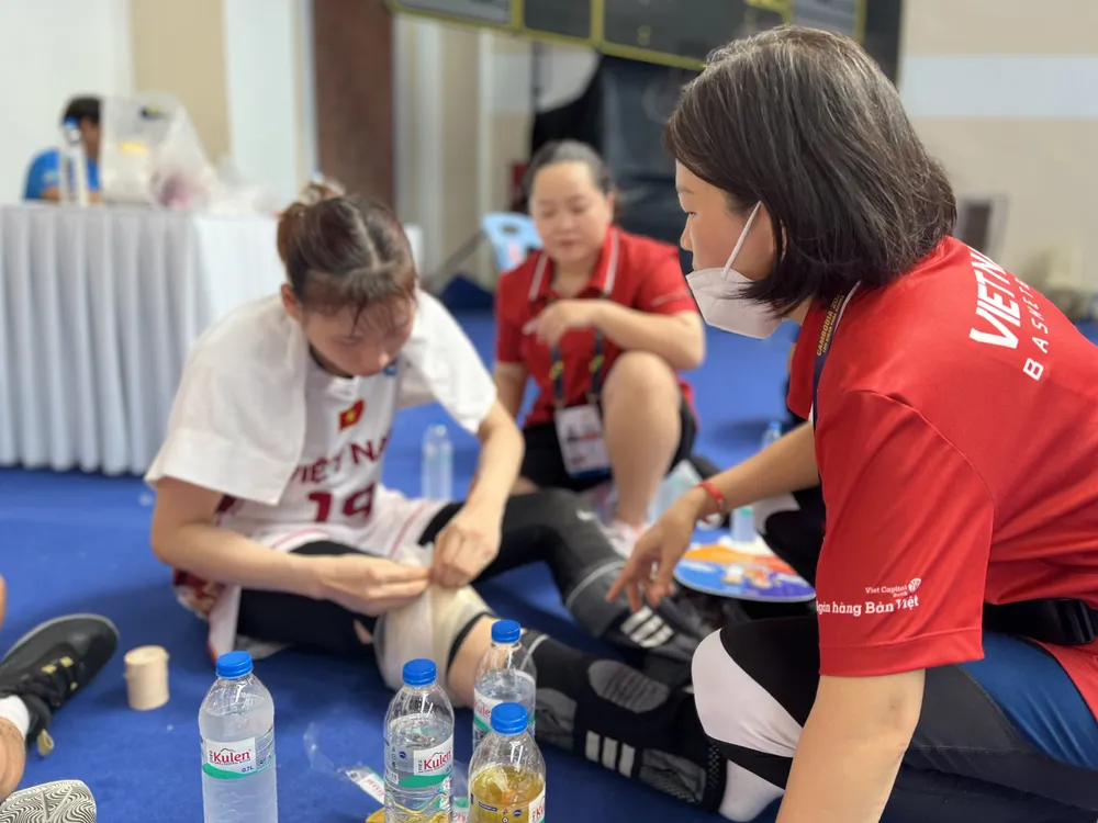 ... đội ngũ hậu cần chăm sóc các nữ tuyển thủ trước khi vào đánh trận chung kết vào trưa cùng ngày