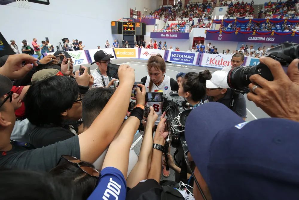 Huỳnh Thị Ngoan không đứng vững khi trả lời giới truyền thông sau trận chung kết lịch sử