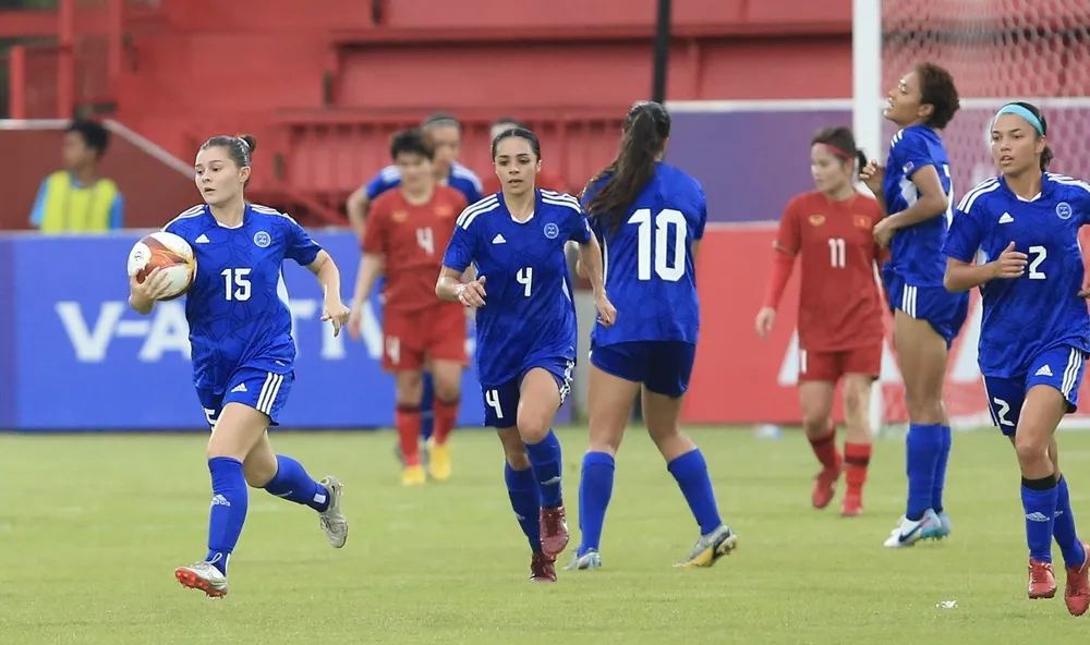 Các cầu thủ nữ Philippines thi đấu đầy cố gắng khi gặp Việt Nam. ẢNH: DŨNG PHƯƠNG