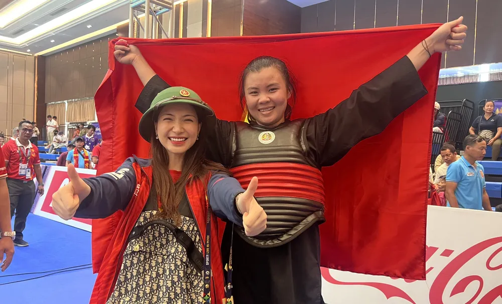Hòa Minzy chúc mừng chiến thắng của Quàng Thị Thu Nghĩa. ẢNH: HỮU THÀNH