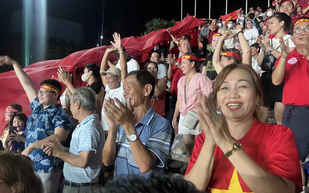 Niềm vui của ông Liêm - bà Lài khi con gái Huỳnh Như ghi bàn thắng. ẢNH: TÂM HÀ 