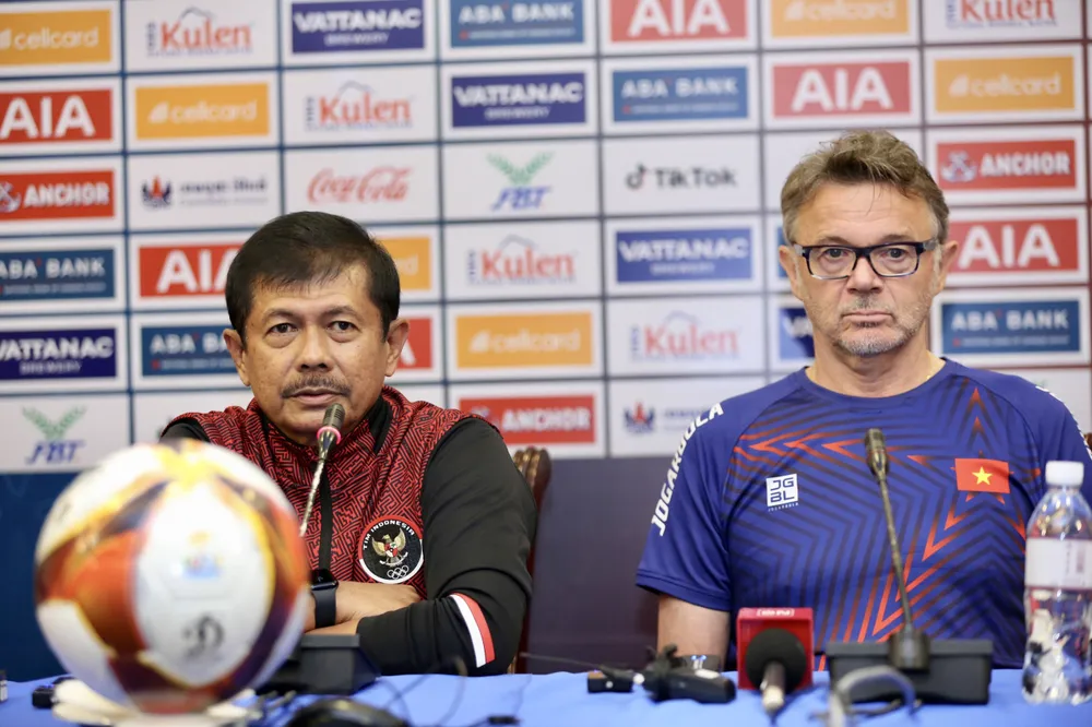 HLV Indra Sjafri (trái) của U22 Indonesia đánh giá cao U22 Việt Nam. ẢNH: DŨNG PHƯƠNG 