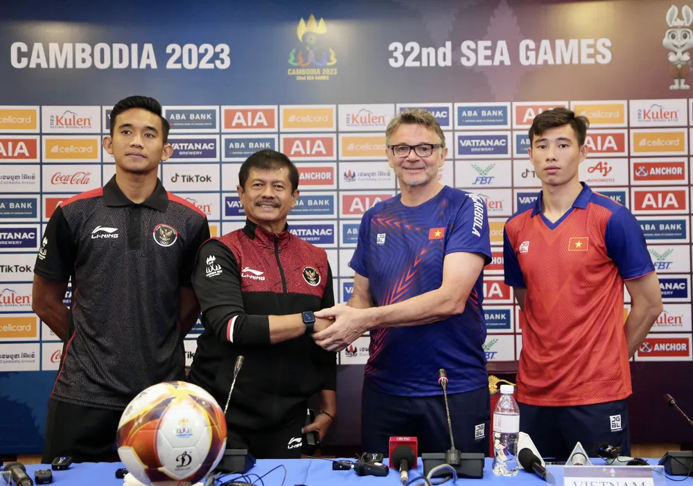 HLV Philippe Troussier cùng thủ môn Quan Văn Chuẩn thể hiện sự quyết tâm trước trận bán kết SEA Games 32. ẢNH: DŨNG PHƯƠNG 