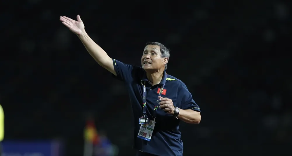 HLV Mai Đức Chung hài lòng về màn trình diễn của các học trò ở trận bán kết SEA Games 32. ẢNH: DŨNG PHƯƠNG 