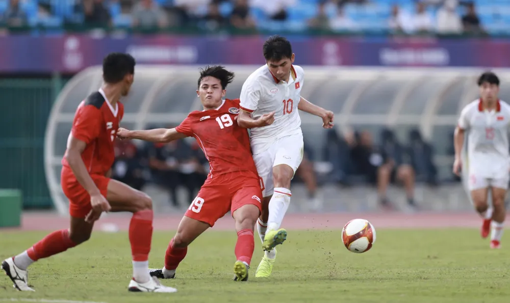 U22 Indonesia đánh bại U22 Việt Nam để giành vé vào chơi trận chung kết SEA Games 32. ẢNH: DŨNG PHƯƠNG 