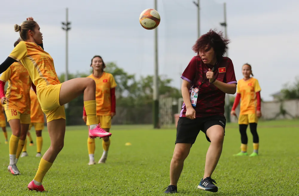 Cựu tuyển thủ Hiền Lương (phải) "tái mét" khi đá bóng "ma" với các cầu thủ Cựu tuyển thủ Hiền Lương (phải) "tái mét" khi đá bóng "ma" với các cầu thủ