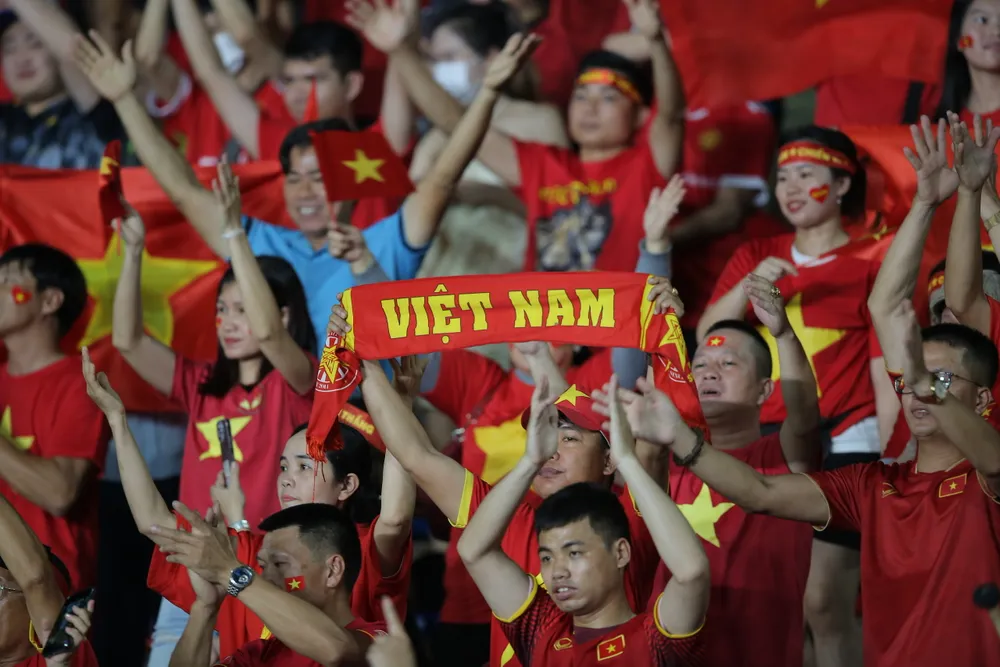 Đông đảo người hâm mộ Việt Nam có mặt ở sân Olympic để tiếp lửa cho thầy trò HLV Mai Đức Chung. ẢNH: DŨNG PHƯƠNG