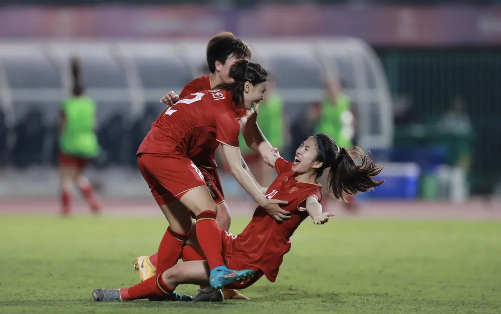 Niềm vui của Thanh Nhã khi ghi bàn thắng ấn định chiến thắng 2-0. ẢNH: DŨNG PHƯƠNG