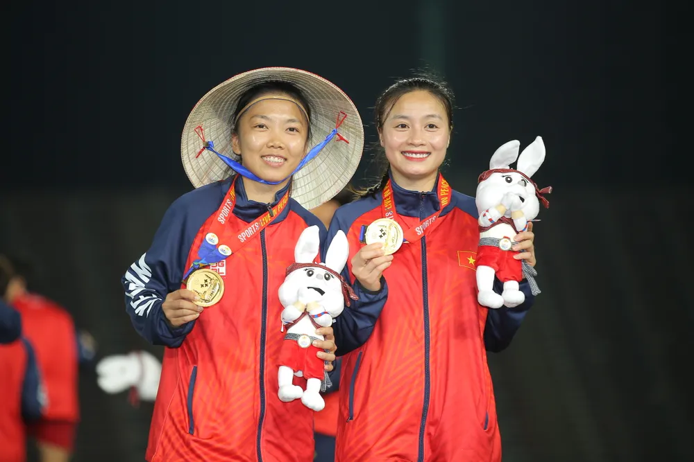 Niềm vui của Huỳnh Như và Hoàng Thị Loan. ẢNH: DŨNG PHƯƠNG