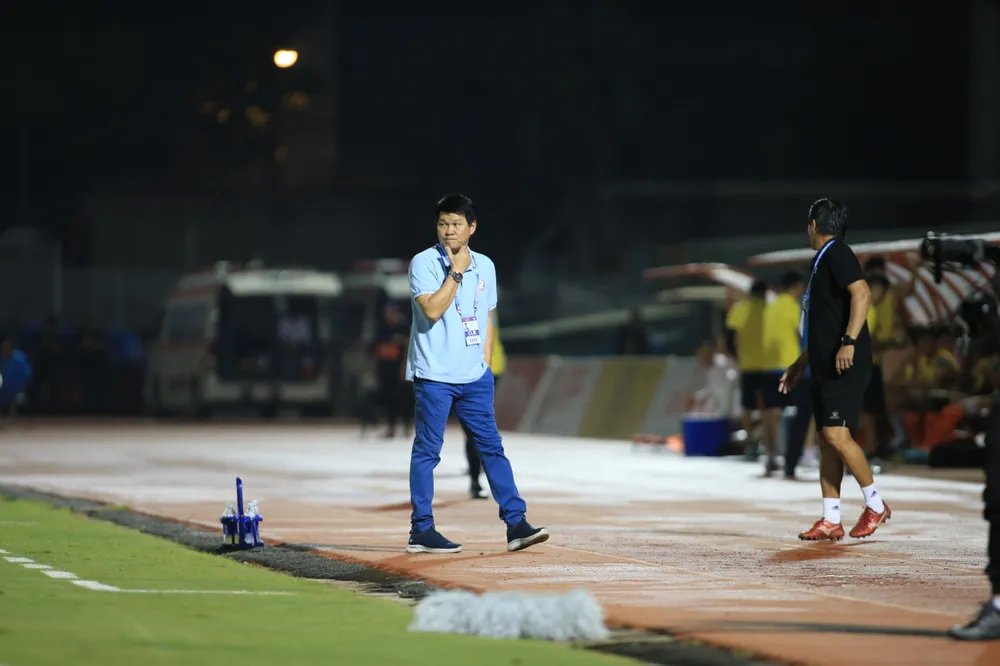 HLV Vũ Tiến Thành đối diện nguy cơ mất việc nếu không thể cùng CLB TPHCM giành được kết quả tốt trước đội khách Đà Nẵng. ẢNH: DŨNG PHƯƠNG HLV Vũ Tiến Thành đối diện nguy cơ mất việc nếu không thể cùng CLB TPHCM giành được kết quả tốt trước đội khách Đà Nẵng. ẢNH: DŨNG PHƯƠNG