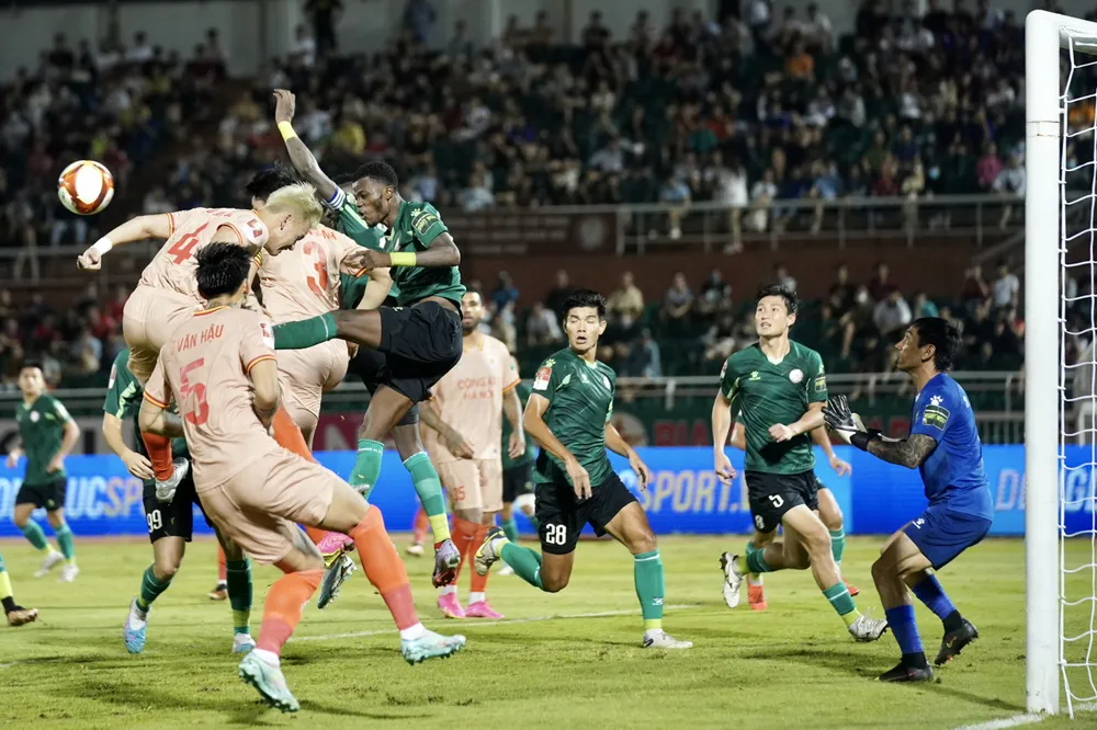 CLB TPHCM là đội đang để thủng lưới nhiều bàn thua nhất V-League 2023. ẢNH: DŨNG PHƯƠNG