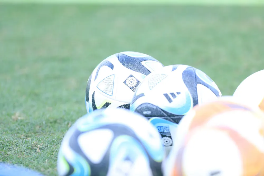 Đội tuyển nữ Việt Nam được tập làm quen với trái bóng sử dụng ở World Cup nữ 2023.