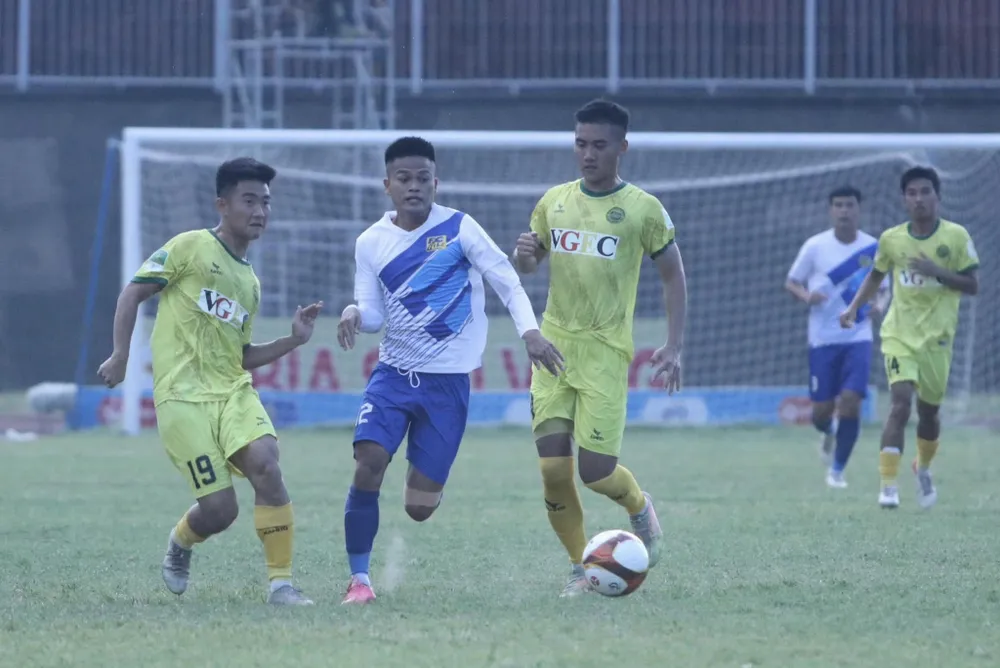 Huế và Hòa Bình cầm hòa không bàn thắng trên sân Tự Do. ẢNH: TÂM HÀ