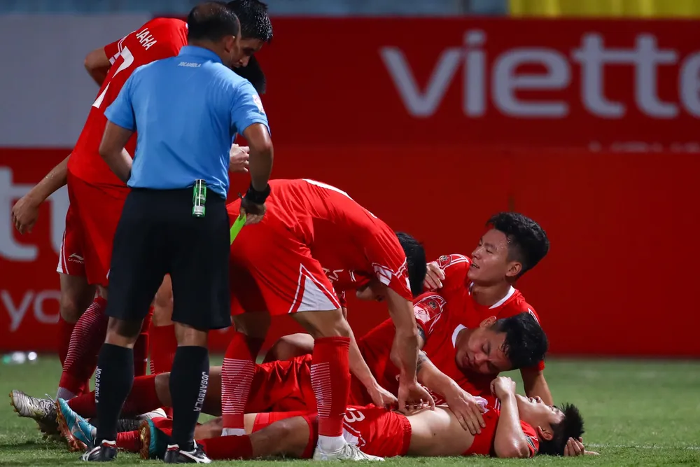 Niềm vui của các cầu thủ Viettel FC với bàn thắng của Nhâm Mạnh Dũng. ẢNH: MINH HOÀNG