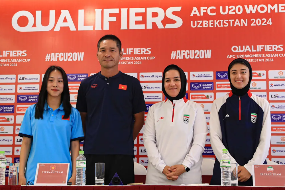 Đại diện U20 nữ Việt Nam và U20 nữ Iran tham dự họp báo trước trận đấu. Ảnh: KIỀU OANH