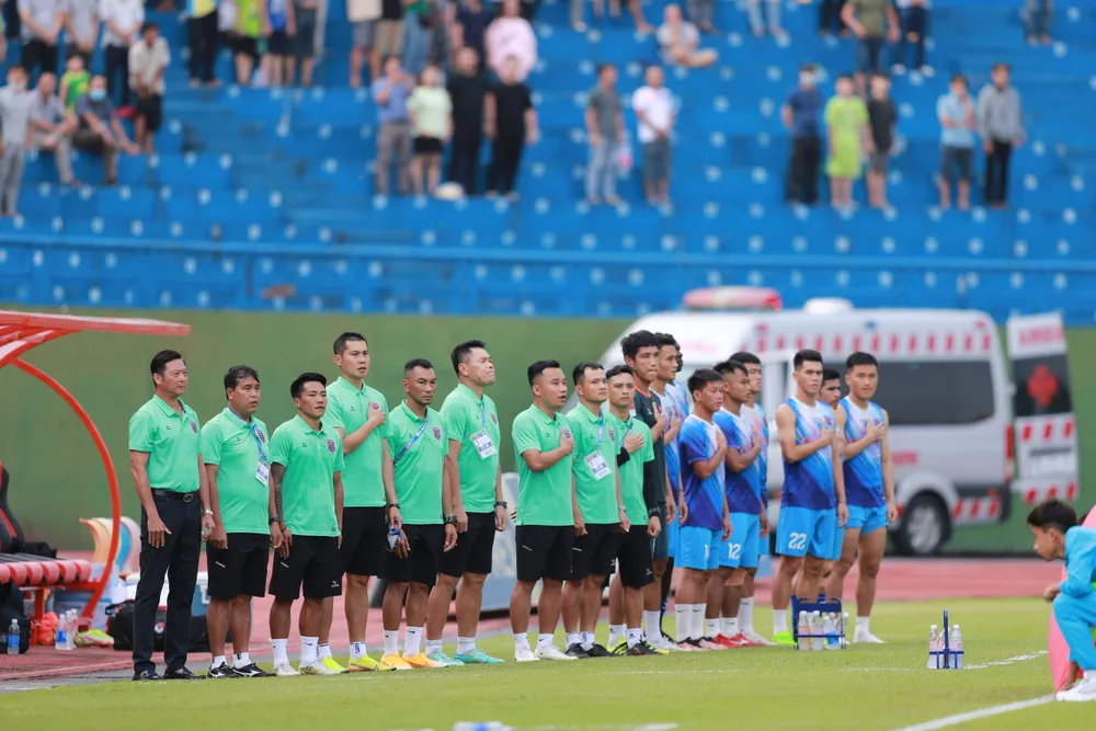 HLV Lê Huỳnh Đức giữ nguyên ekip trợ lý của các đời đồng nghiệp trước. ẢNH: DŨNG PHƯƠNG