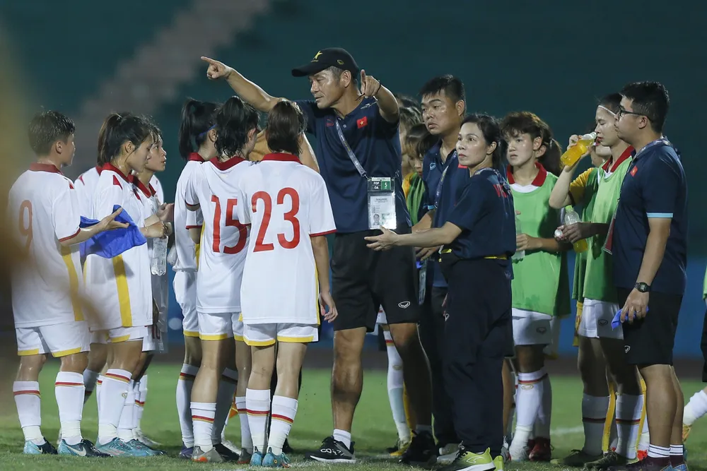 Thầy trò HLV Akira Ijiri giành vé đi tiếp. ẢNH: MINH HOÀNG