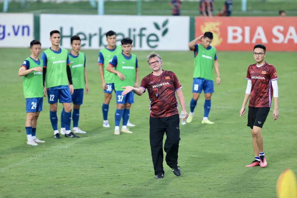 Tuyển thủ U23 Việt Nam Hồ Văn Cường (số 37) tập chung với các "anh lớn" ở đội tuyển quốc gia. ẢNH: MINH HOÀNG 