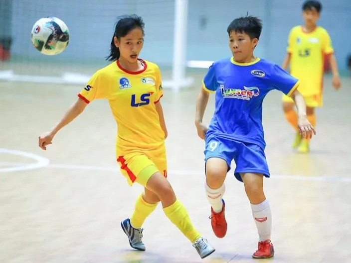 Nòng cốt 2 đội futsal TPHCM và Sơn Luxsen Hà Nam vốn là những cầu thủ trẻ của CLB nữ TPHCM và Phong Phú Hà Nam ở sân cỏ. ẢNH: ANH TRẦN