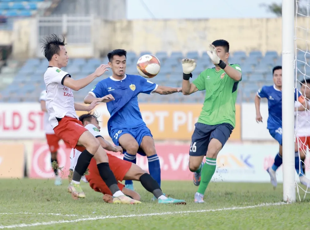 Quảng Nam đánh bại Long An ở trận đấu muộn nhất vòng 8.