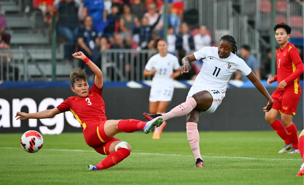 Đội tuyển nữ Việt Nam thi đấu giao hữu với chủ nhà Pháp hồi tháng 7 năm ngoái