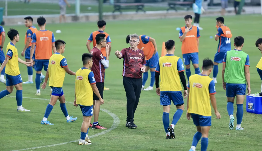 HLV Troussier điền tên một số cầu thủ đang có phong độ không tốt chuẩn bị cho trận giao hữu với Hong Kong (TQ). ẢNH: MINH HOÀNG 