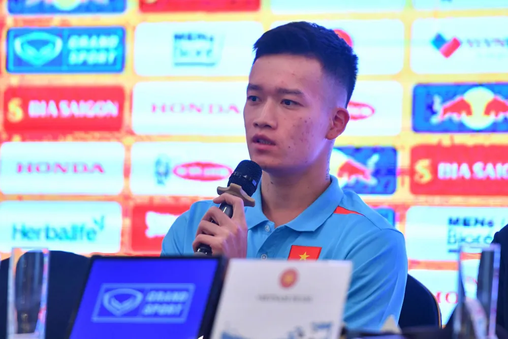 Tiền vệ Hoàng Đức tham dự buổi họp báo. ẢNH: NGUYỄN GIANG