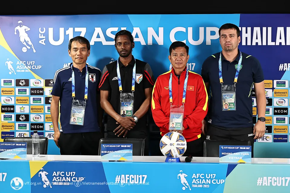 HLV Hòang Anh Tuấn cùng các đồng nghiệp đến từ Nhật Bản, Ấn Độ và Uzbekistan.