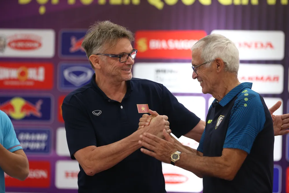 HLV Troussier với đồng nghiệp Hector Cuper của Syria. ẢNH: MINH HOÀNG