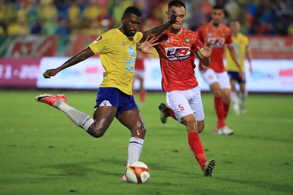 Liên tiếp các cơ hội tạo ra, nhưng không bên nào có bàn thắng. ẢNH: MINH HOÀNG