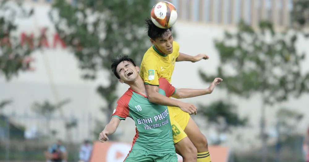 Quảng Nam (áo vàng) được đánh giá cao khi tiếp đón Bình Phước trên sân nhà Tam Kỳ. ẢNH: DŨNG PHƯƠNG 