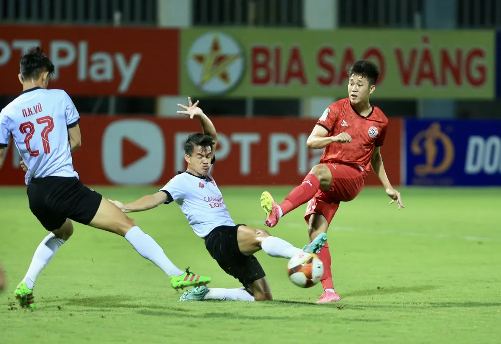 PVF CAND đánh bị chủ nhà Long An chia điểm đầy đáng tiếc. PVF CAND đánh bị chủ nhà Long An chia điểm đầy đáng tiếc.