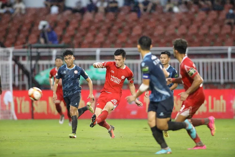 Hoàng Đức cùng các cầu thủ Viettel FC đã gây ra nhiều khó khăn cho CLB TPHCM. ẢNH: DŨNG PHƯƠNG 