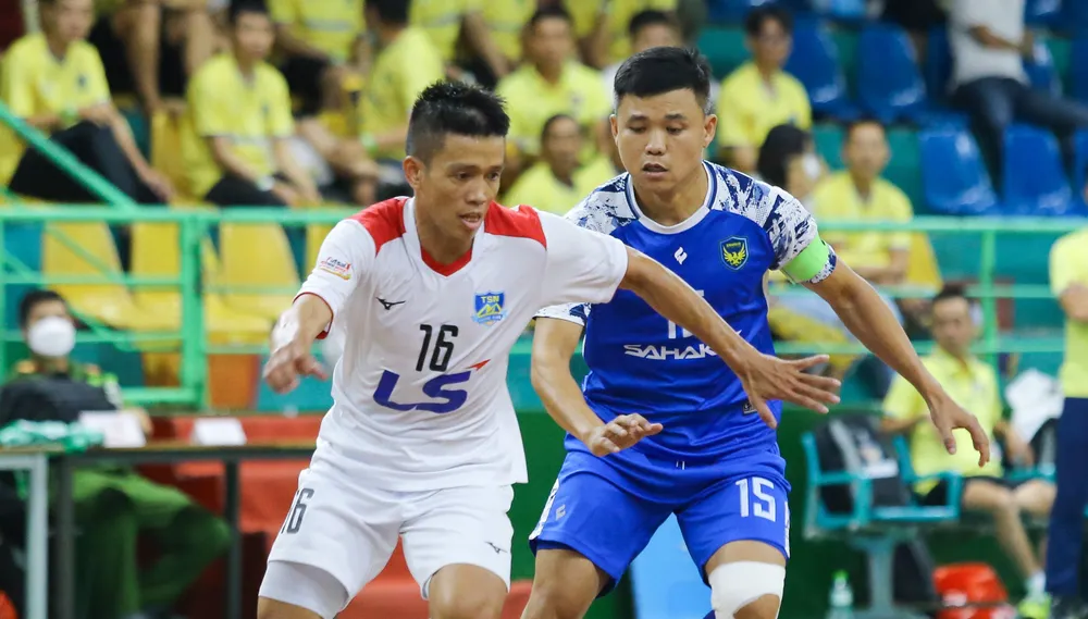 Cuộc đối đầu giữa Phạm Đức Hòa (áo trắng, Thái Sơn Nam) và Khổng Đình Hùng (Sahako) là một trong những điểm nóng trên sân. ẢNH: ANH TRẦN 