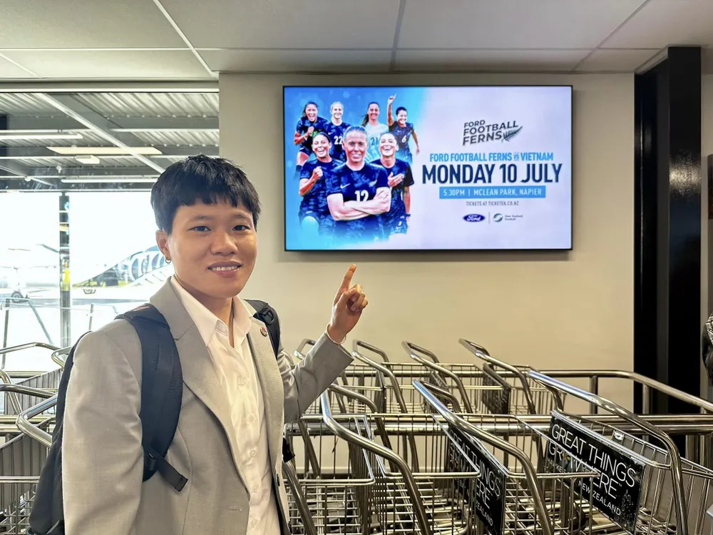 Liên đoàn Bóng đá New Zealand giới thiệu về trận giao hữu giữa 2 đội tuyển nữ New Zealand và Việt Nam ở sân bay TP Napier. ẢNH: ANH THƯ 