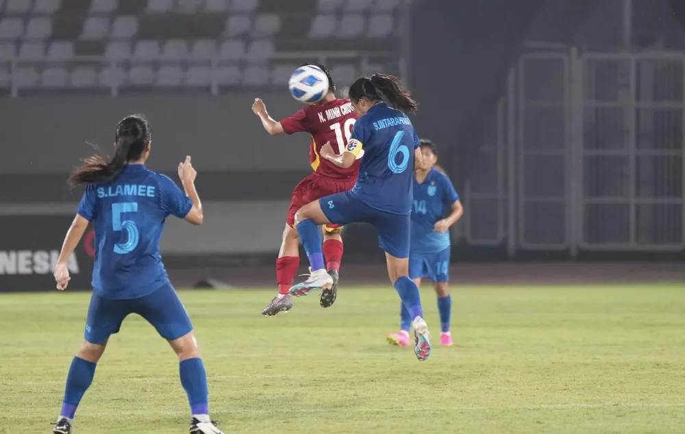 Sai lầm ở hàng thủ khiến U19 nữ Việt Nam nhận 2 bàn thua.