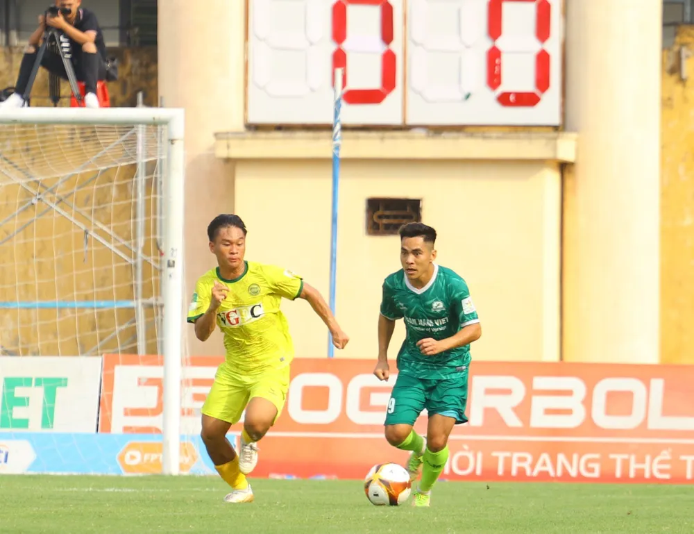 Hoà Bình (áo vàng) gây ấn tượng với chuỗi 9 trận bất bại liên tiếp.