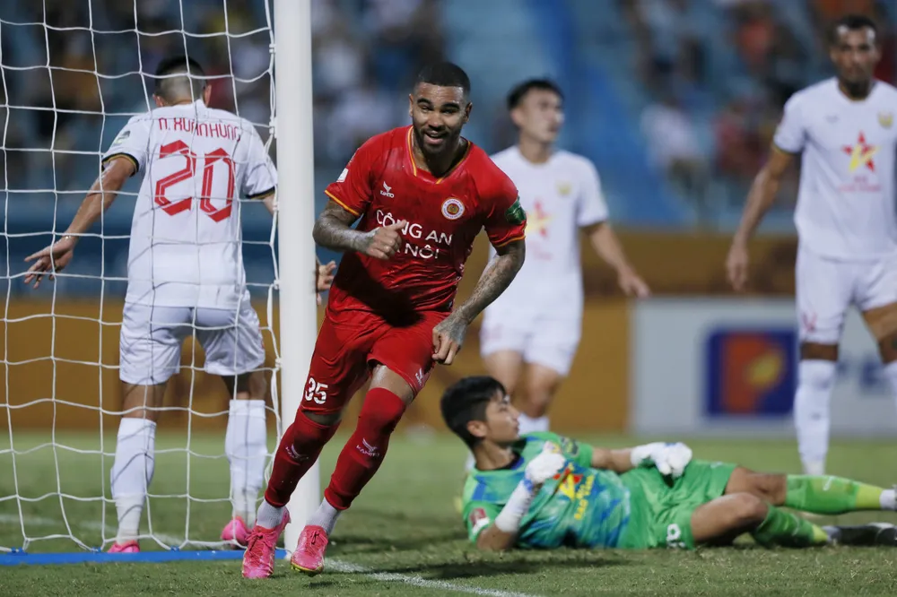 Niềm vui của Jhon Cley với bàn thắng mở điểm. ẢNH: MINH HOÀNG Niềm vui của Jhon Cley với bàn thắng mở điểm. ẢNH: MINH HOÀNG