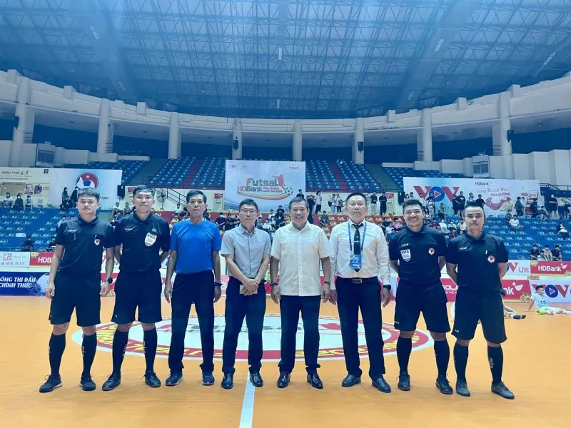 Hai trọng tài futsal Huỳnh Nguyên Thành (thứ 2, bên trái sang) và Trương Quốc Dũng (thứ 2, bên phải sang) là trọng tài futsal cấp cao của AFC.