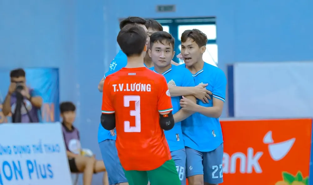 Các cầu thủ trẻ Cao Bằng được dẫn dắt bởi HLV Phạm Minh Giang đang thi đấu ở Giải futsal VĐQG 2023.